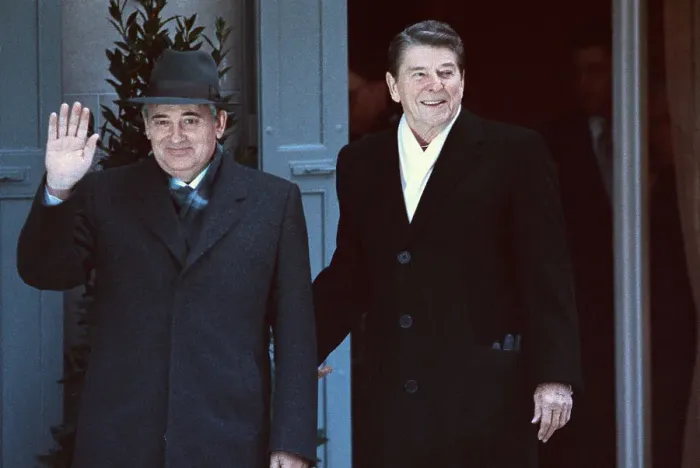 Framed Print : Ronald Reagan with Mikhail Gorbachev Framed Print : Ronald Reagan with Mikhail Gorbachev