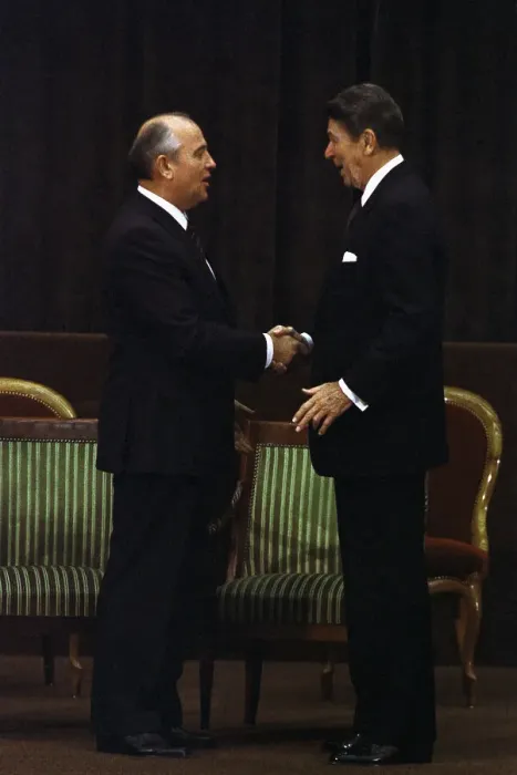 Framed Print : Ronald Reagan and Mikhail Gorbachev Shaking Hands Framed Print : Ronald Reagan and Mikhail Gorbachev Shaking Hands