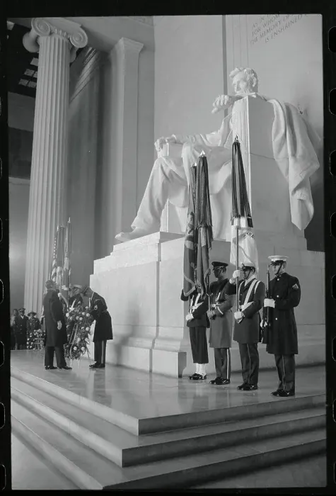Framed Print : Ronald Reagan Placing Wreath at Lincoln Memorial Framed Print : Ronald Reagan Placing Wreath at Lincoln Memorial