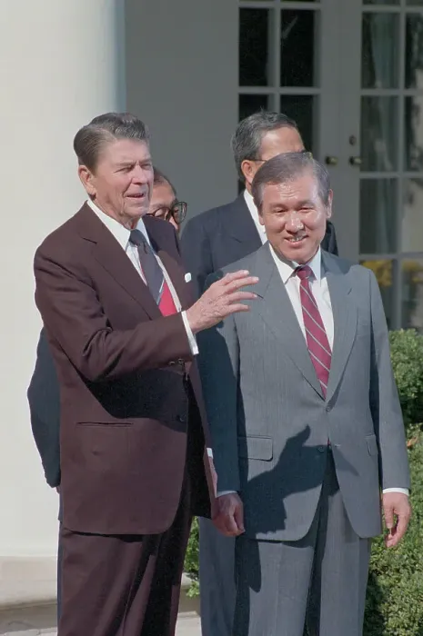 Framed Print : Ronald Reagan with Roh Tae-Woo Framed Print : Ronald Reagan with Roh Tae-Woo