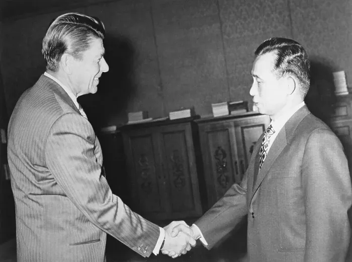 Framed Print : Ronald Reagan Shaking Hands with Park Chung-Hee Framed Print : Ronald Reagan Shaking Hands with Park Chung-Hee