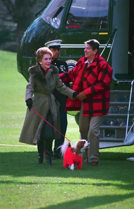 Framed Print : Ronald Reagan and Wife with Dog Arriving at White House Framed Print : Ronald Reagan and Wife with Dog Arriving at White House