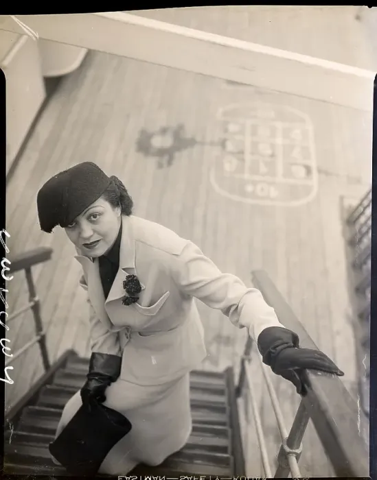 Framed Print : Rosa Ponselle on Ship Staircase
