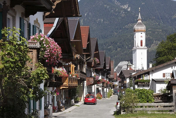Row of houses on Sonnenstrasse street, Church of St. Martin, Garmisch district, Garmisch-Partenkirchen, Wank mountain at the back, Werdenfelser Land region, Upper Bavaria, Bavaria, Germany, Europe