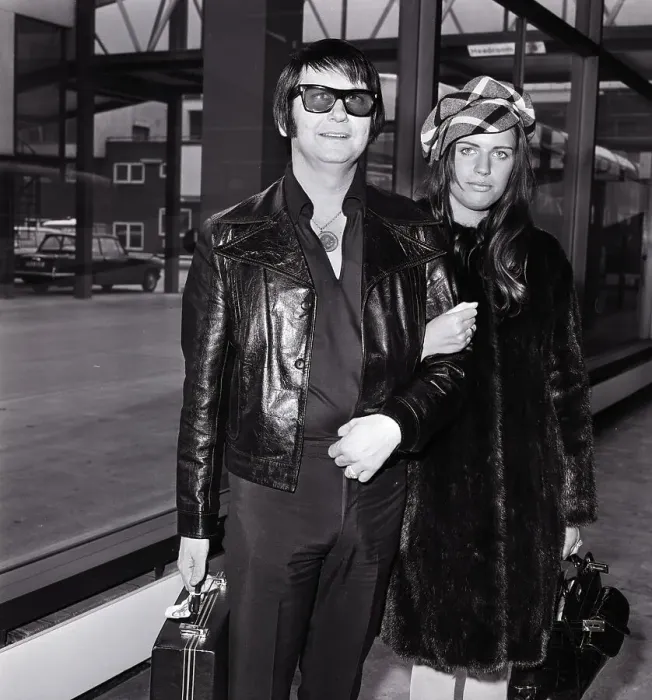 Framed Print : Roy Orbison With His Wife Barbara Framed Print : Roy Orbison With His Wife Barbara