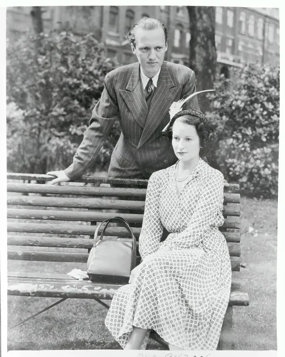 Framed Print : Royal Couple on Bench Framed Print : Royal Couple on Bench