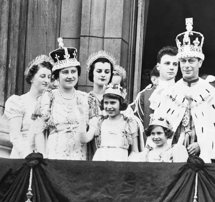 Framed Print : Royal Family After Coronation of George VI Framed Print : Royal Family After Coronation of George VI
