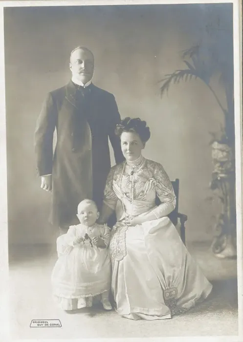 Framed Print : Royal Portrait of Queen Wilhelmina and Her Immediate Family Framed Print : Royal Portrait of Queen Wilhelmina and Her Immediate Family
