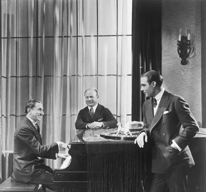 Framed Print : Rudolph Valentino With Guests At Home Framed Print : Rudolph Valentino With Guests At Home