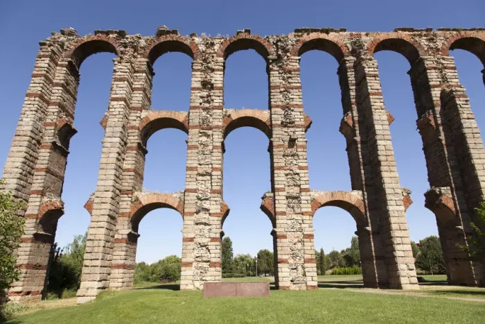 Framed Print : Ruined Roman aqueduct bridge of Merida