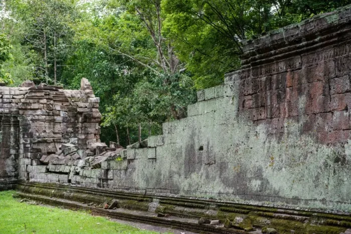 Framed Print : A ruined wall of Ta Prohm Temple Framed Print : A ruined wall of Ta Prohm Temple