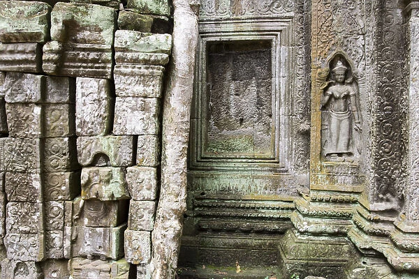 Ruined walls in Ta Prohm temple