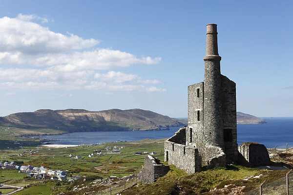 Ruins of the engine room of a copper mine, Allihies, Slieve Miskish Mountains, Beara Peninsula, County Cork, Ireland, British Isles, Europe