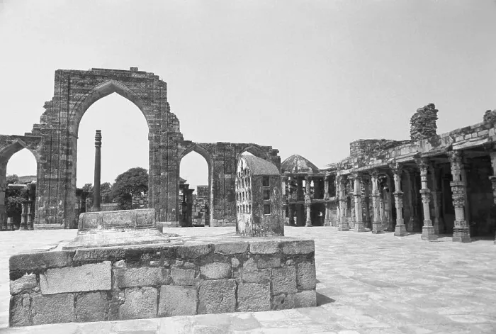 Framed Print : Ruins of Quwwat-Ul-Islam Framed Print : Ruins of Quwwat-Ul-Islam