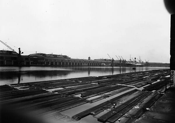 Rum Quay. circa 1910: Rum Quay in the West India Docks, London
