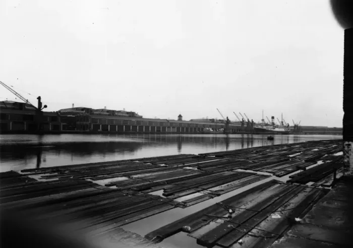 Framed Print : Rum Quay. circa 1910: Rum Quay in the West India Docks, London Framed Print : Rum Quay. circa 1910: Rum Quay in the West India Docks, London