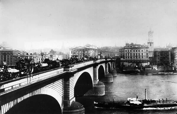 Rush Hour. circa 1875: Heavy traffic crossing London Bridge