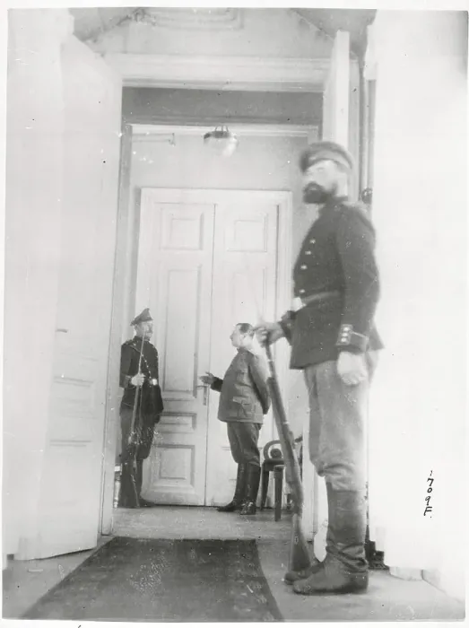 Framed Print : Russian Soldiers on Guard at Duma Framed Print : Russian Soldiers on Guard at Duma