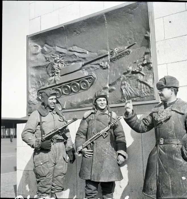Framed Print : Russian Tank Corpsmen With Tommyguns Framed Print : Russian Tank Corpsmen With Tommyguns