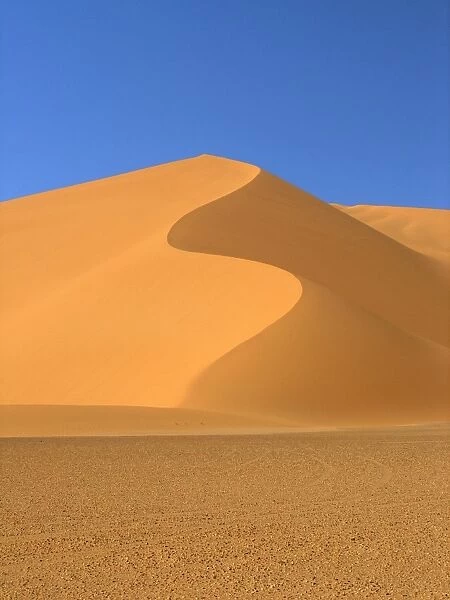 S-shaped sand dune in Sahara