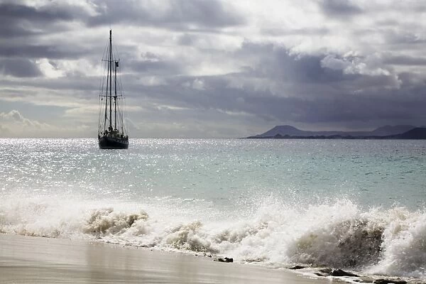 Sailing boat on the Playa de Mujeres beach near Playa Blanca, Fuerteventura in the back, Lanzarote, Canary Islands, Spain, Europe