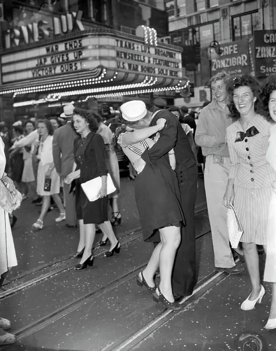 Framed Print : Sailor and Young Woman in Times Square Framed Print : Sailor and Young Woman in Times Square