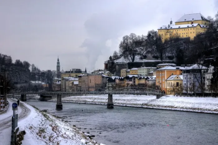 Framed Print : Salzach river in winter with Salzburg old town Framed Print : Salzach river in winter with Salzburg old town