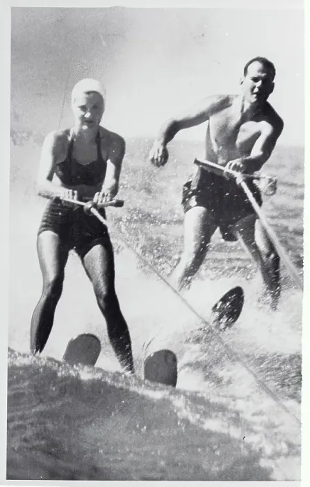 Framed Print : Sam and Marilyn Skiing Framed Print : Sam and Marilyn Skiing