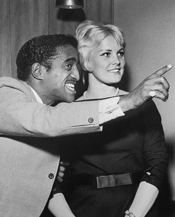 Framed Print : Sammy Davis Jr. with Fiance Joan Stuart in Suite