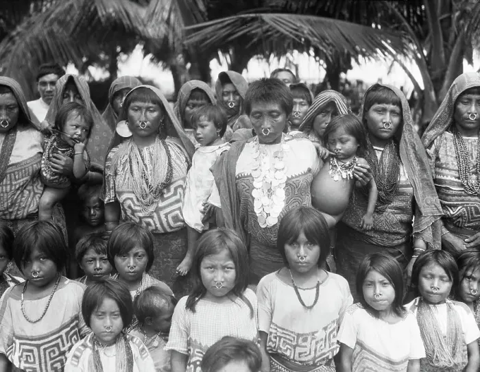 Framed Print : San Blas Women and Children in Traditional Clothing Framed Print : San Blas Women and Children in Traditional Clothing