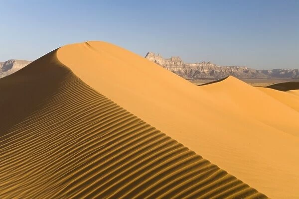 Sand dunes in front of the Idinen Mountains in the Libyan Desert, Libya, Sahara, North Africa, Africa