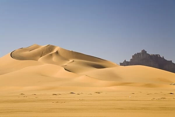 Sand dunes in front of the Idinen Mountains in the Libyan Desert, Libya, Sahara, North Africa, Africa