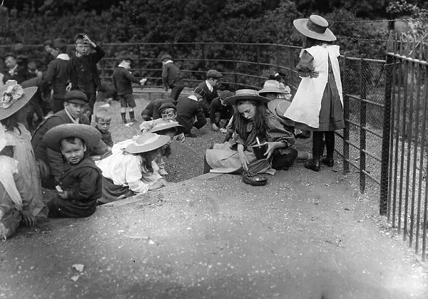 Sand Pit. 18th August 1908: Children playing in the sand pit at Regents Park