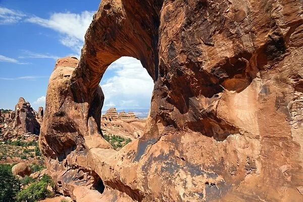 Sandstone arches of the Double O Arch formed by erosion in Devils Garden, Arches-Nationalpark, near Moab, Utah, United States