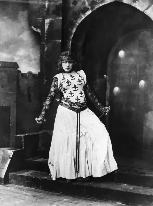 Framed Print : Sarah Bernhardt as Lady Macbeth Framed Print : Sarah Bernhardt as Lady Macbeth