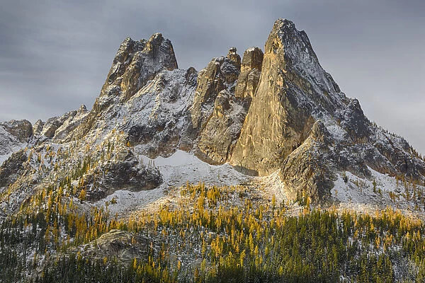 Scenic view of Liberty Bell and Early Winters Spires in autumn, North Cascades, Okanogan National Forest, Washington State, USA