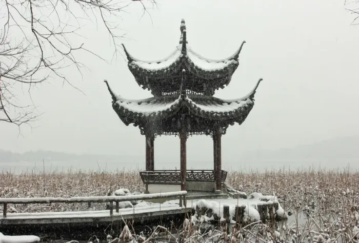 Framed Print : Scenic view of a pavilion by the West Lake in snow, Hangzhou, China Framed Print : Scenic view of a pavilion by the West Lake in snow, Hangzhou, China