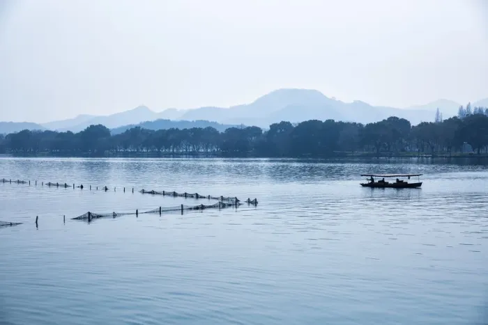 Framed Print : Scenic View Of the West Lake in the morning, Hangzhou Framed Print : Scenic View Of the West Lake in the morning, Hangzhou