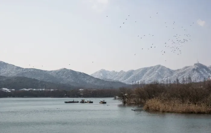 Framed Print : Scenic View Of the West Lake surrounded by snow-covered hills, Hangzhou, China Framed Print : Scenic View Of the West Lake surrounded by snow-covered hills, Hangzhou, China