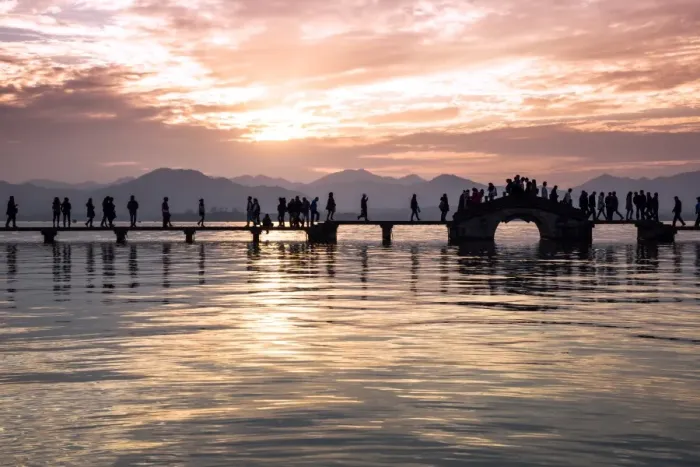 Framed Print : Scenic view of Yongjin Bridge on West Lake, Hangzhou Framed Print : Scenic view of Yongjin Bridge on West Lake, Hangzhou