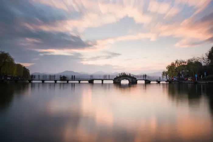 Framed Print : Scenic view of Yongjin Bridge on West Lake, Hangzhou Framed Print : Scenic view of Yongjin Bridge on West Lake, Hangzhou