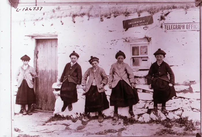 Framed Print : Schoolgirls in the Arran Islands Framed Print : Schoolgirls in the Arran Islands