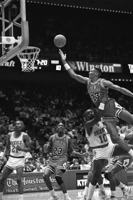 Framed Print : Scottie Pippen in Mid Air Attempting Layup Framed Print : Scottie Pippen in Mid Air Attempting Layup