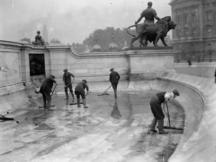 Framed Print : Scrub Out. May 1927: Workmen cleaning the basin of the Queen Victoria monument Framed Print : Scrub Out. May 1927: Workmen cleaning the basin of the Queen Victoria monument