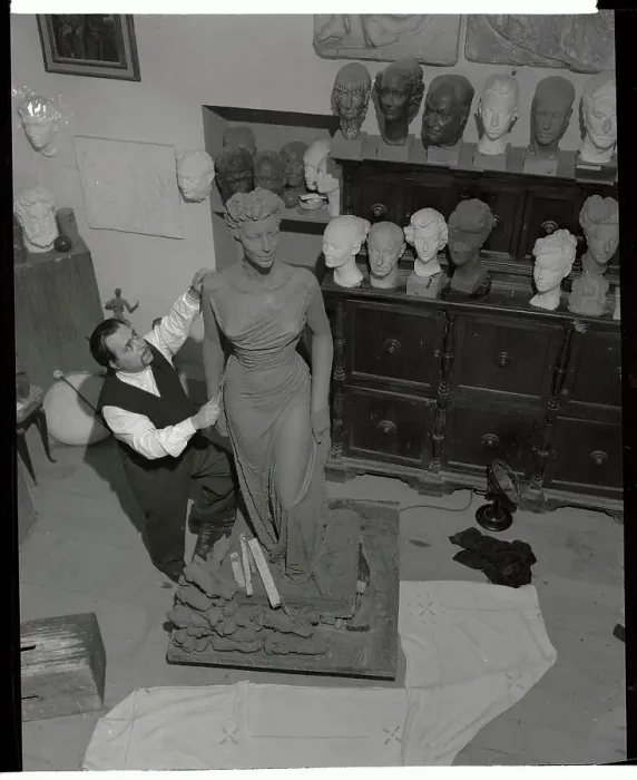 Framed Print : Sculptor Fashioning a Statue of Ava Gardner Framed Print : Sculptor Fashioning a Statue of Ava Gardner