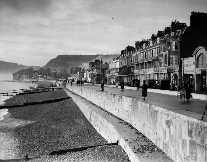 Framed Print : Sea Front. circa 1925: Sea front at Sidmouth Devon. (Photo by Fox Photos / Getty Images) Framed Print : Sea Front. circa 1925: Sea front at Sidmouth Devon. (Photo by Fox Photos / Getty Images)