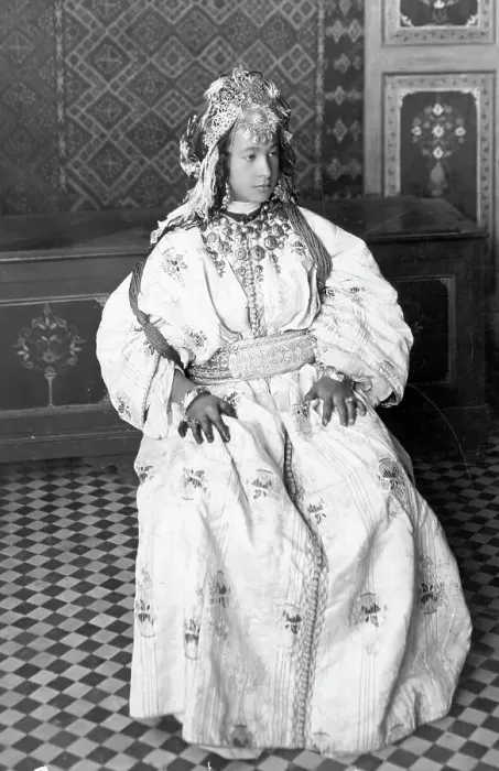 Framed Print : Seated Portrait Of A Moroccan Bride Framed Print : Seated Portrait Of A Moroccan Bride