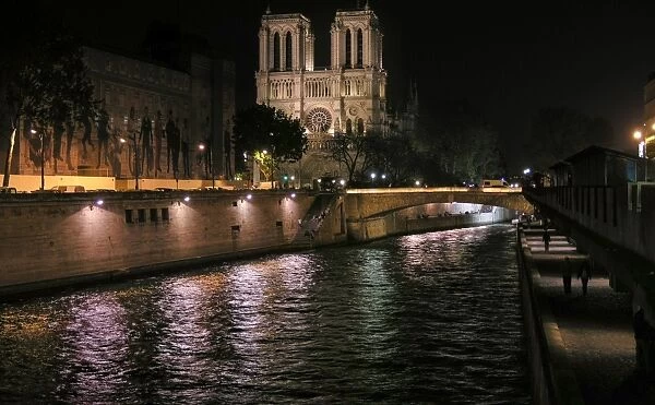 The Seine river and the Notre Dame at night