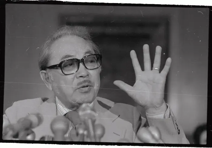 Framed Print : Senator Hayakawa Holding up His Hand as He speaks Framed Print : Senator Hayakawa Holding up His Hand as He speaks