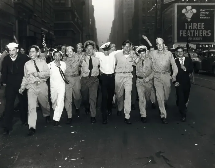 Framed Print : Servicemen Celebrating V-J Day in New York Framed Print : Servicemen Celebrating V-J Day in New York